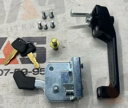 Ручка двери кабины в комплекте CDM308